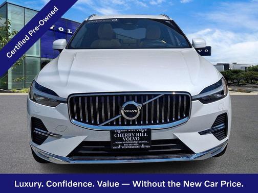 Crystal White 2023 Volvo XC60 B5 Ultimate Bright Theme