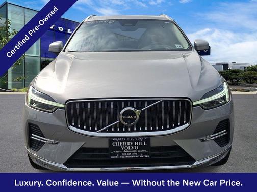 Silver Dawn 2023 Volvo XC60 B5 Ultimate Bright Theme
