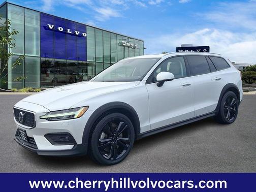 2023 Volvo V60 Cross Country Plus
