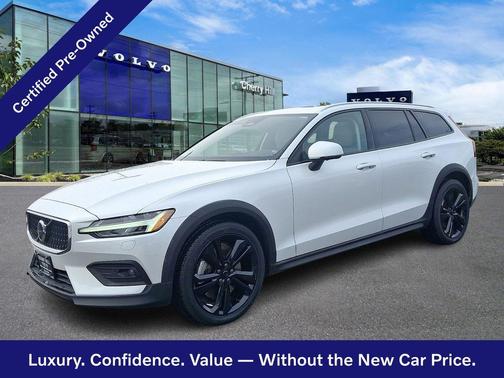 2023 Volvo V60 Cross Country Plus