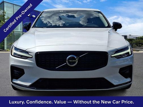 Crystal White 2023 Volvo S60 B5 Plus Dark Theme