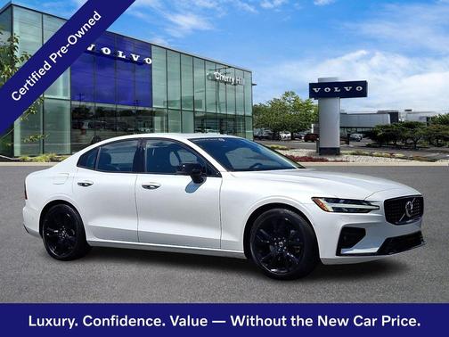 Crystal White 2023 Volvo S60 B5 Plus Dark Theme