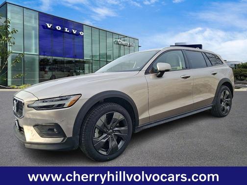 2023 Volvo V60 Cross Country Plus