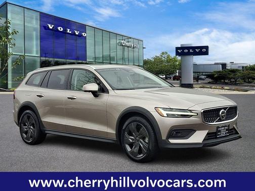 2023 Volvo V60 Cross Country Plus