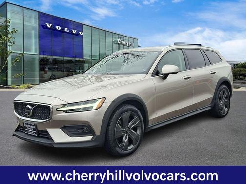 2023 Volvo V60 Cross Country Plus