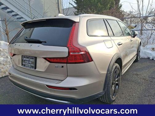 2023 Volvo V60 Cross Country Plus