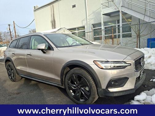 2023 Volvo V60 Cross Country Plus