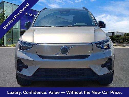 Bright Dusk 2023 Volvo XC40 Ultimate