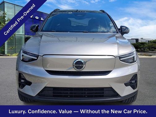 Bright Dusk 2023 Volvo XC40 Ultimate