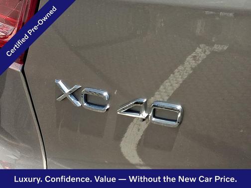 Bright Dusk 2023 Volvo XC40 Ultimate