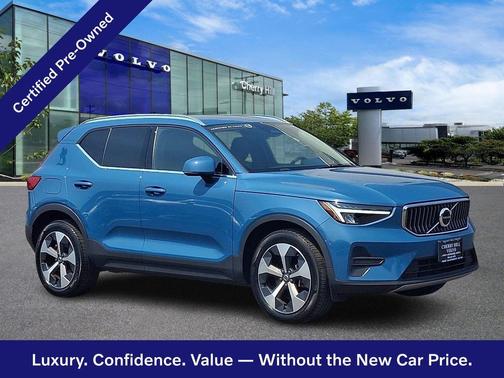 Blue 2024 Volvo XC40 B5 Core