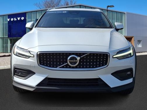 2024 Volvo V60 Cross Country B5 Plus