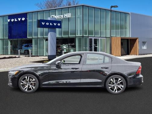 2023 Volvo S60 B5 Plus Dark Theme