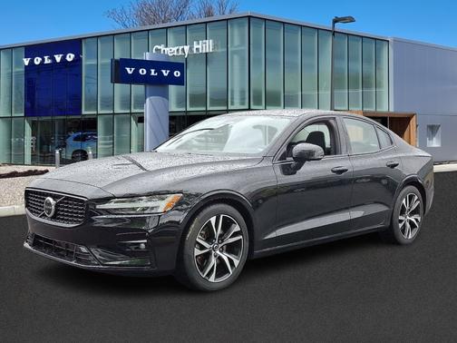 2023 Volvo S60 B5 Plus Dark Theme