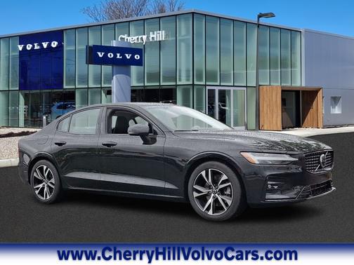 2023 Volvo S60 B5 Plus Dark Theme