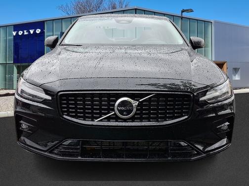 2023 Volvo S60 B5 Plus Dark Theme
