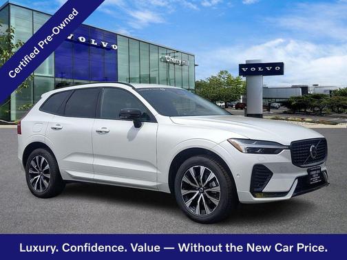 Crystal White 2024 Volvo XC60 Plus