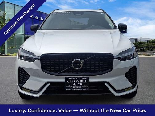 Crystal White 2024 Volvo XC60 Plus