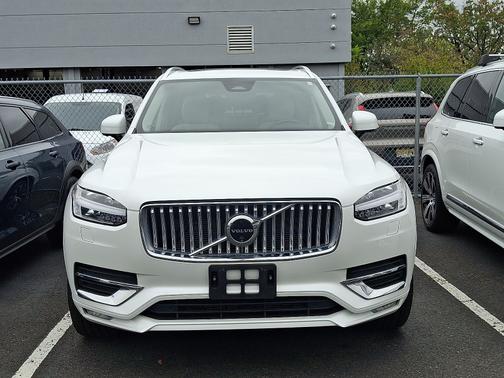 2024 Volvo XC90 B6 Plus Bright Theme