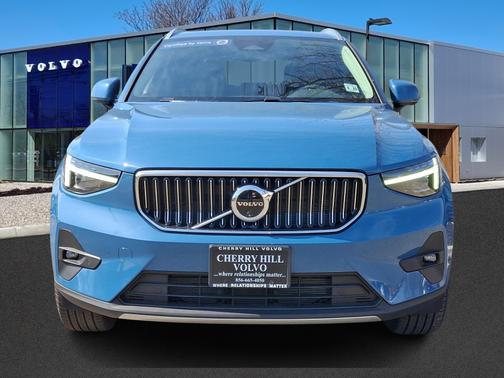 2024 Volvo XC40 B5 Ultimate Bright Theme