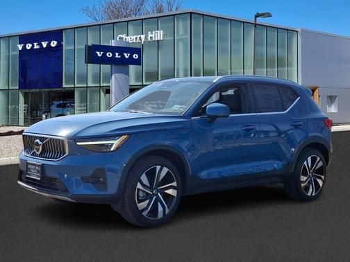 2024 Volvo XC40 B5 Ultimate Bright Theme