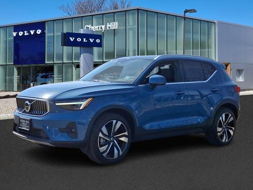 2024 Volvo XC40 B5 Ultimate Bright Theme