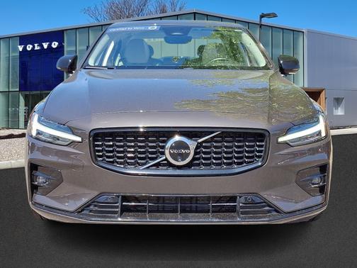 2024 Volvo S60 B5 Plus Dark Theme