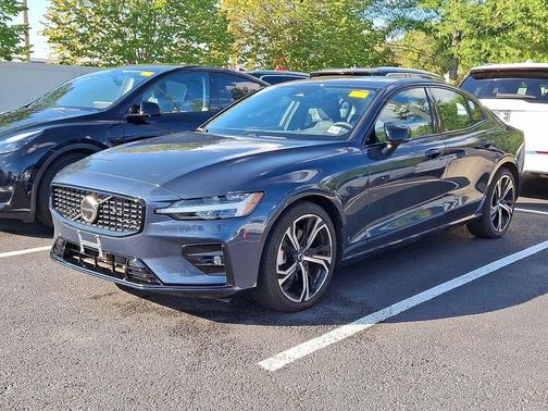 2024 Volvo S60 B5 Core Dark Theme