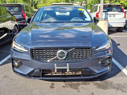 2024 Volvo S60 B5 Core Dark Theme
