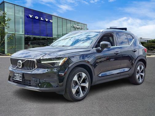 2025 Volvo XC40 B5 Core Bright Theme