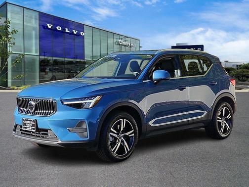 2025 Volvo XC40 B5 Core