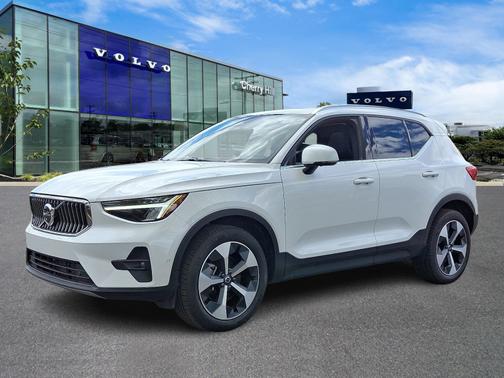 2025 Volvo XC40 B5 Plus Bright Theme