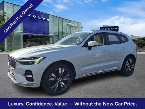 Crystal White 2023 Volvo XC60 Plus