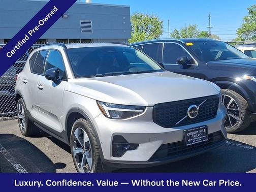Silver Dawn 2024 Volvo XC40 Plus