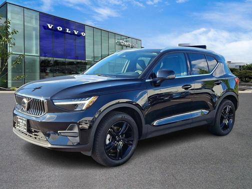 2025 Volvo XC40 B5 Core