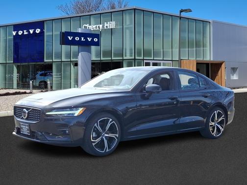 2024 Volvo S60 B5 Plus Dark Theme