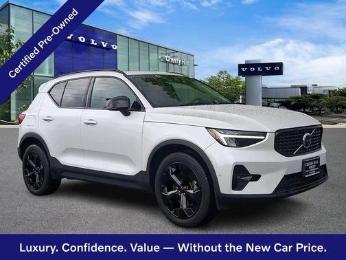 Crystal White 2023 Volvo XC40 Plus