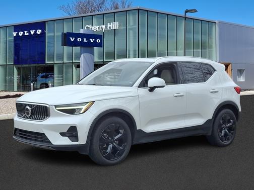 2023 Volvo XC40 B5 Plus Bright Theme