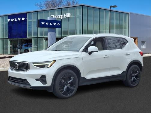 2023 Volvo XC40 B5 Plus Bright Theme