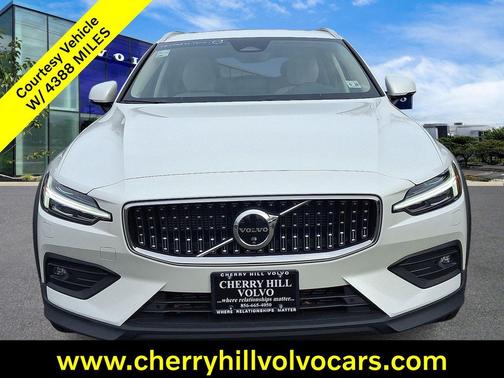 2025 Volvo V60 Cross Country Plus