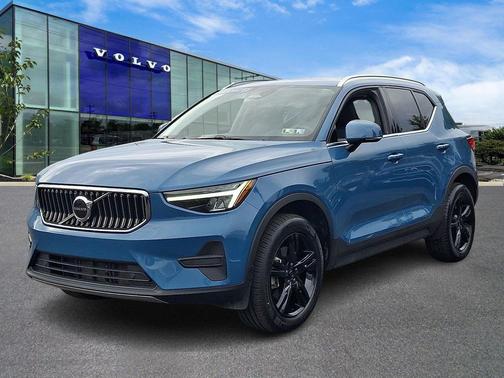 2025 Volvo XC40 B5 Core