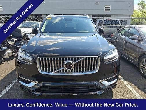 Onyx Black 2023 Volvo XC90 Plus
