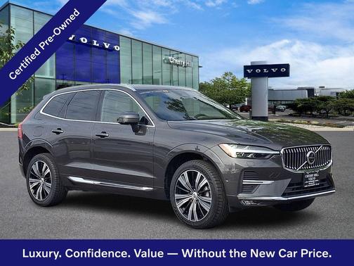 Platinum Grey 2023 Volvo XC60 B5 Ultimate Bright Theme