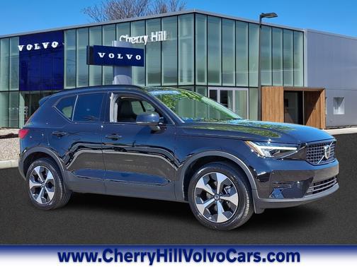 2024 Volvo XC40 B5 Core Dark Theme