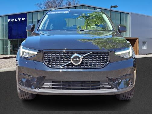 2024 Volvo XC40 B5 Core Dark Theme