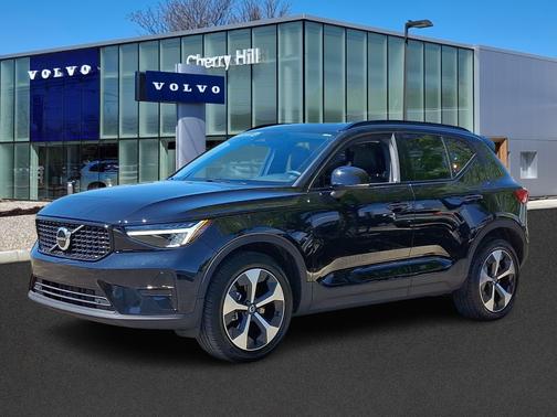 2024 Volvo XC40 B5 Core Dark Theme