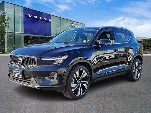 2025 Volvo XC40 B5 Plus Bright Theme
