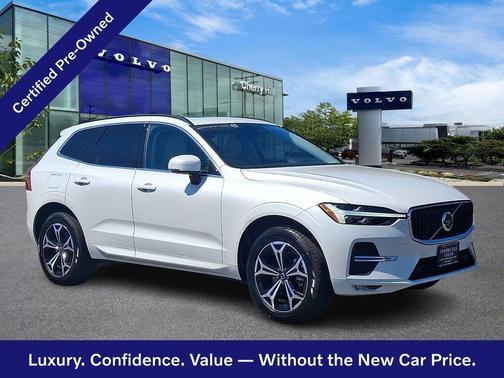 Crystal White 2022 Volvo XC60 B5 Momentum