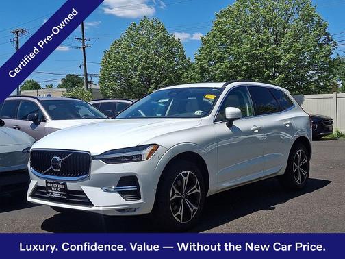 Crystal White 2022 Volvo XC60 B5 Momentum