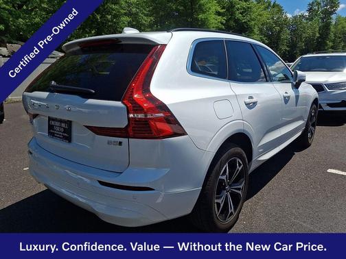 Crystal White 2022 Volvo XC60 B5 Momentum